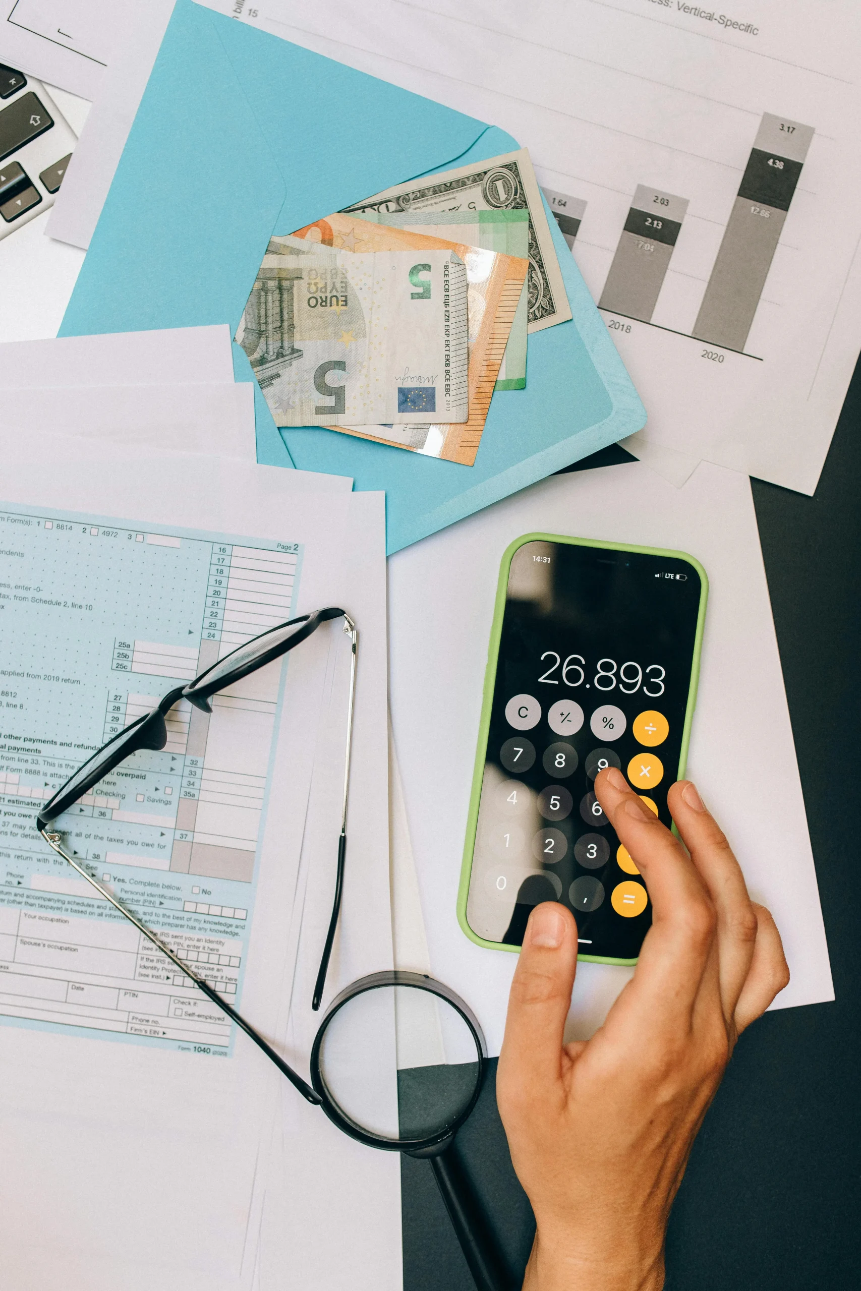 Rekenmachine en enveloppen met geld symboliseert kosten besparen